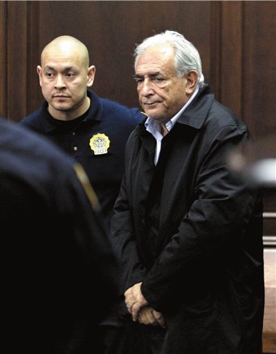 16日,卡恩（右）就性侵犯指控出席听证会。新华社/美联